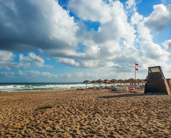 Red warning flag at beach, Analipsi Creta Grécia — Fotografia de Stock