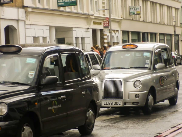 Londra, Regno Unito 13 luglio 2014 - Taxi allineati sul marciapiede Fotografia Stock