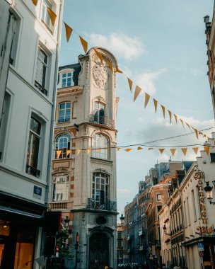 Güzel binaların arasında bayraklı bir ip var.