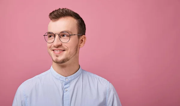 Jovem Uma Camisa Azul Céu Óculos Computador Posando Fundo Rosa — Fotografia de Stock