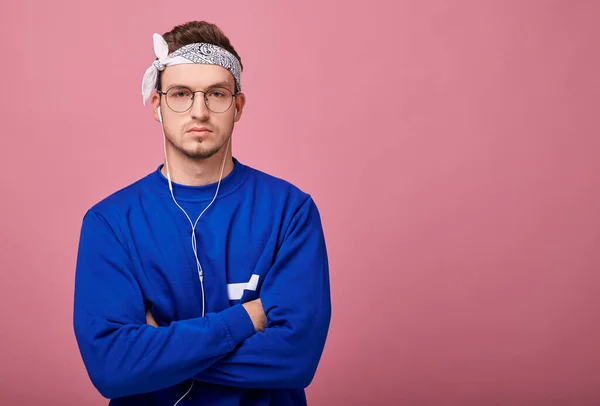 Självsäker Kille Glasögon Vit Bandanna Och Blå Jacka Poserar Rosa — Stockfoto