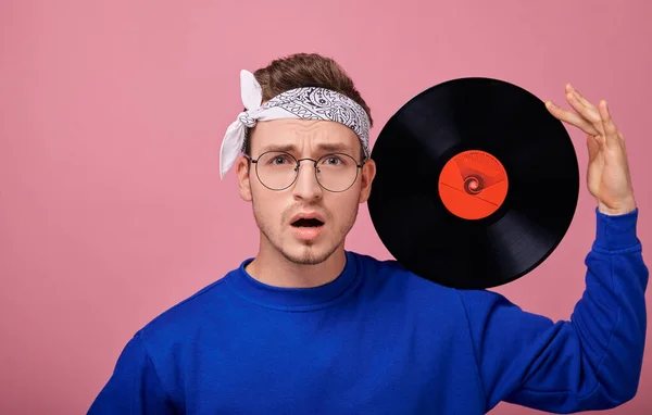 Cool Snygg Kille Vit Bandanna Mörkblå Tröja Med Vinylskiva Poserar — Stockfoto