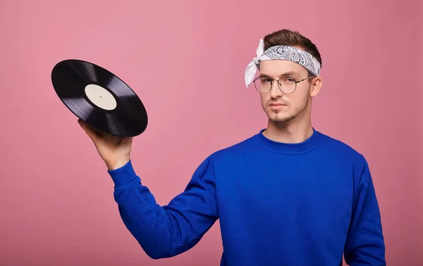 Cool Snygg Kille Vit Bandanna Mörkblå Tröja Med Vinylskiva Poserar — Stockfoto