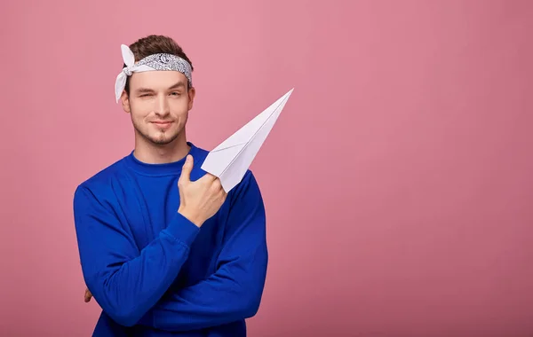 Cara Suéter Azul Escuro Está Fundo Rosa Com Avião Papel — Fotografia de Stock