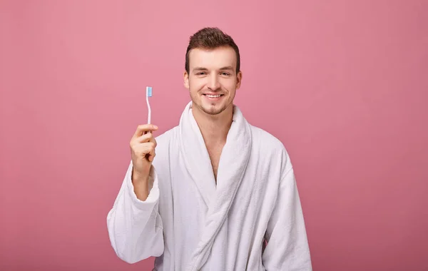 Hombre Sonriente Con Una Túnica Blanca Como Nieve Con Cepillo — Foto de Stock