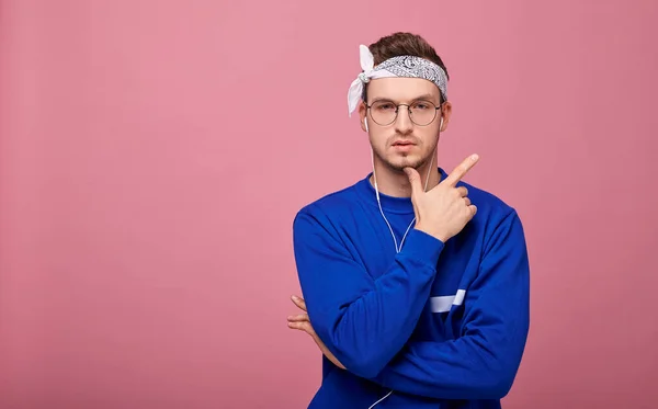 Självsäker Kille Glasögon Vit Bandanna Och Blå Jacka Poserar Rosa — Stockfoto