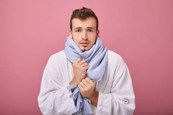 Hombre Enfermo Bufanda Azul Túnica Blanca Sobre Fondo Rosa —  Fotos de Stock