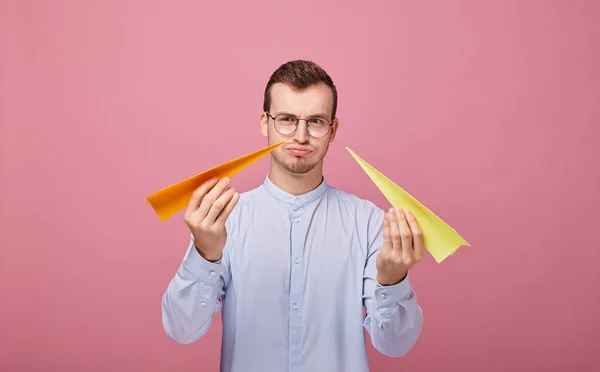 Väluppfostrad Ung Man Med Mörkt Hår Blå Skjorta Och Glasögon — Stockfoto