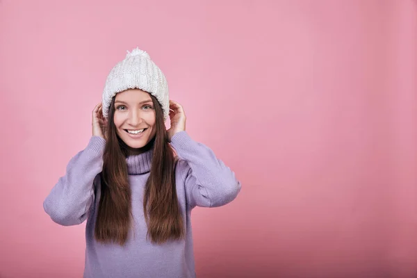 Ein liebes, charmantes Mädchen in bequemen, warmen Kleidern — Stockfoto