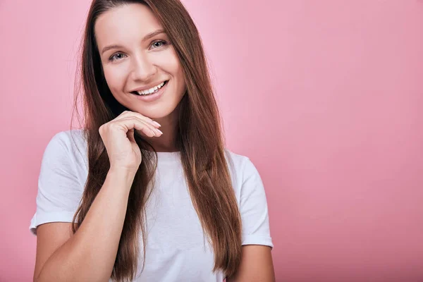 Cool attractive woman put her hand under her head and smiles sweetly. — Stock Photo, Image