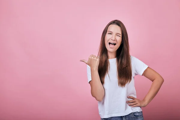 Nettes cooles attraktives Mädchen im T-Shirt zeigt Daumen an Daumen — Stockfoto