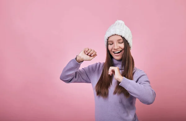 Funky happy pretty girl in the cold season dancing — Stock Photo, Image