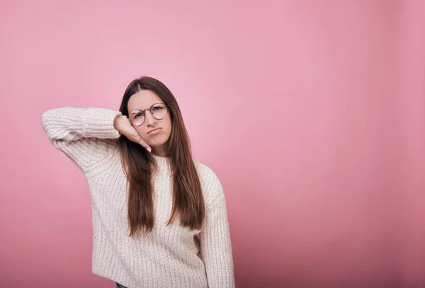 Attraktive Hübsche Mädchen Transparenter Brille Einem Strickpullover Posiert Auf Rosa — Stockfoto