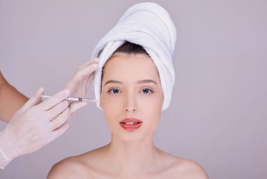 Güzellik uzmanı genç bir esmerle yüz aşısı yapıyor..