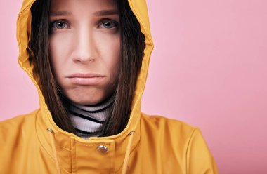 Sakin üzgün bayan sakin ve cesaretini kaybetmiş bir şekilde kadraja bakar.