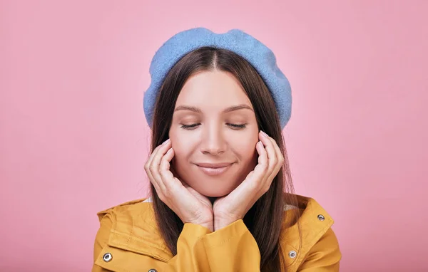 Cute girl in blue barret yellow rain jacket with closed eyes — Stock Photo, Image