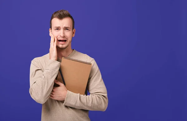 A young scared student holds his hand by the mouth, opening his mouth and screams — Stock Photo, Image