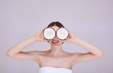 Hindistan cevizi gözlüklü parlak esmer gülümsüyor..