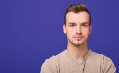 Genç yakışıklı adam çerçeveye bakıyor..