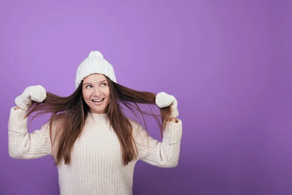 若いです女の子でA冬の白いニット帽で暖かいセーターとミトン. — ストック写真