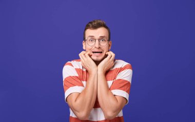 Çizgili tişörtlü komik genç bir adam,.