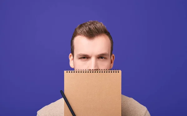 Serious man with a notebook. — Stock Photo, Image