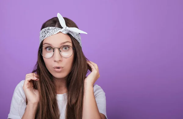 Die grünäugige, braunhaarige Frau mit Brille ist überrascht. — Stockfoto