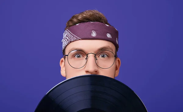 Tipo sorprendido con gafas y un bandana con un tocadiscos . — Foto de Stock