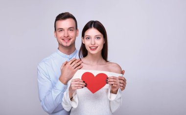 Sevimli gülümseyen çift delicesine aşık