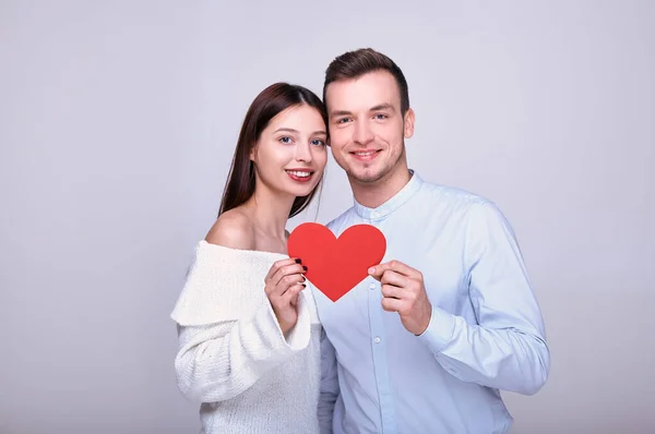 Amantes felices con corazón de papel rojo . —  Fotos de Stock