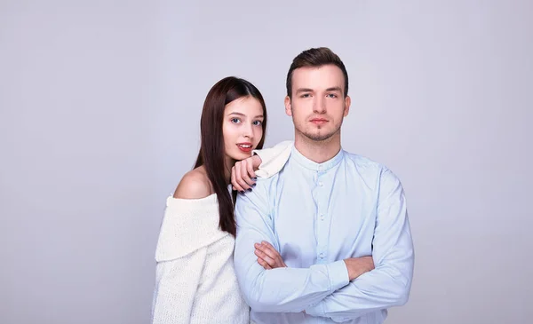 Vackra unga par på bakgrunden. — Stockfoto