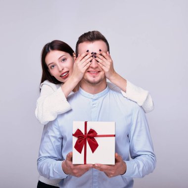 Örgü örmüş güzel beyaz bir kız gözlerini yakışıklı, siyah saçlı bir adama kapadı.