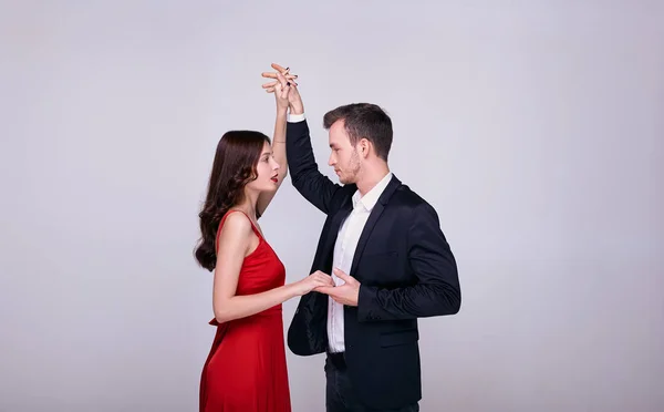 Ζευγάρι Που Χορεύει Γυναίκα Κόκκινο Φόρεμα Και Κομψός Άντρας Κοστούμι — Φωτογραφία Αρχείου