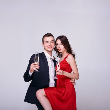 Kırmızı elbiseli güzel bir kız ve takım elbiseli erkek arkadaşı birlikte eğlenip Noel 'i kutluyorlar. Seksi genç çift kucaklaşmaları, şampanya içmeleri, yeni yılı kutlamaları. Birbirine aşık bir çift. Kırmızı elbiseli bayan..