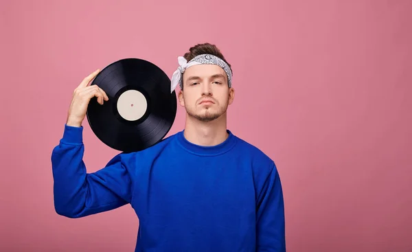 Den Genomsnittliga Planen Snygg Kille Bandana Mörkblå Jacka Står Rosa — Stockfoto