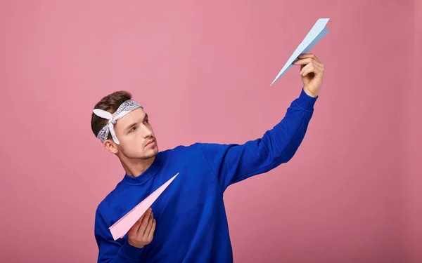 Hipster Muito Elegante Uma Bandana Suéter Azul Escuro Está Sobre — Fotografia de Stock