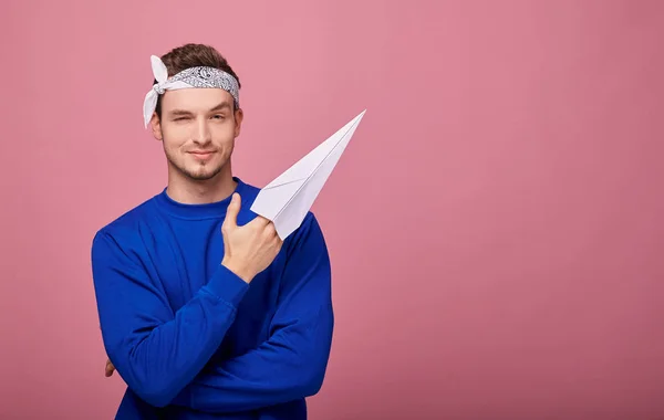 Fokusera Flygplanet Cool Snygg Kille Vitt Med Mönster Bandana Mörkblå — Stockfoto