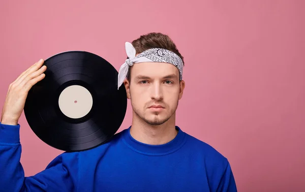 Den Genomsnittliga Planen Cool Snygg Kille Bandana Mörkblå Jacka Står — Stockfoto