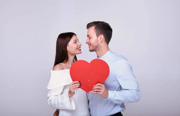 Casal Romântico Segurando Grande Papel Vermelho Coração Suas Mãos Olhando — Fotografia de Stock