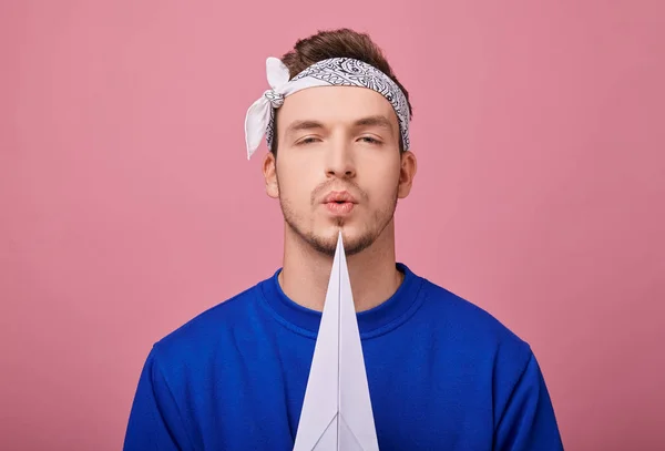 Närbild Lugn Snygg Kille Vit Med Mönster Bandana Mörkblå Tröja — Stockfoto