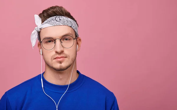 Självsäker Kille Glasögon Vit Bandana Och Blå Jacka Lyssnar Musik — Stockfoto