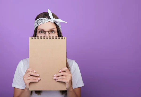 Student má v ruce zápisník, album pro kreslení. — Stock fotografie