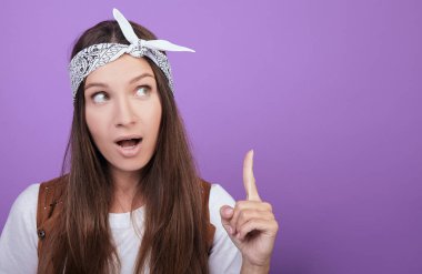 Şaşırmış kız işaret parmağı gösteriyor..