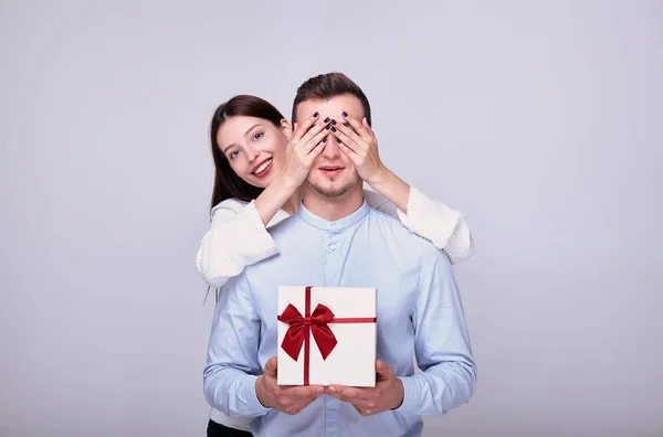Kız erkek arkadaşına bir hediye veriyor ve ona sarılıyor..