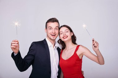 Havai fişekli genç aşıklar.