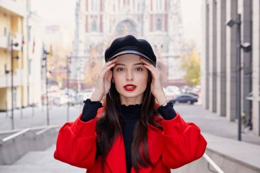 Göz kamaştırıcı, eşsiz, parlak kırmızı dudaklı kız doğrudan tapınakların yakınında el ele tutuşuyor.