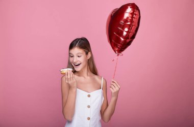 Donut ve balonlu tatlı bir genç kız..