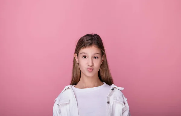 Retrato de uma menina em um fundo rosa . — Fotografia de Stock