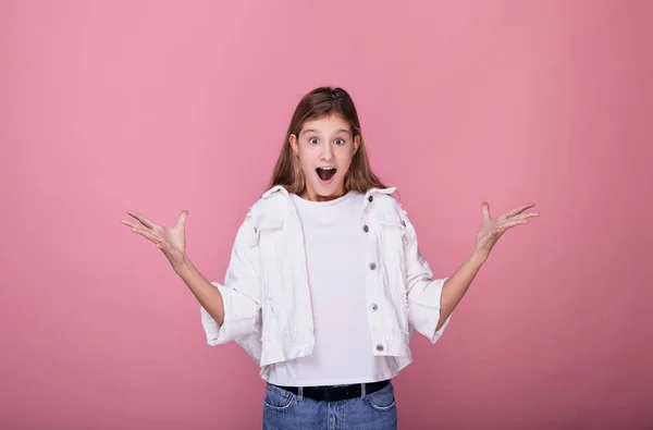 Portrait of a surprised screaming girl with hands up. — Stock Photo, Image