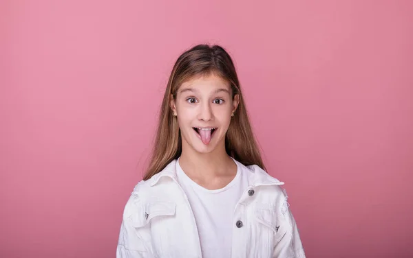 Engraçado jovem menina mostra língua . — Fotografia de Stock